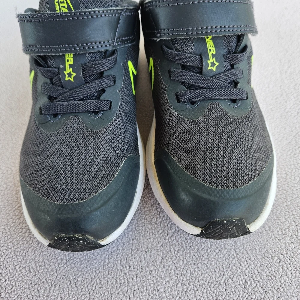 Nike Star Runner 3 Athletic Sneaker SZ 11C Sneaker Grey Hook & Loop DA2777-004
